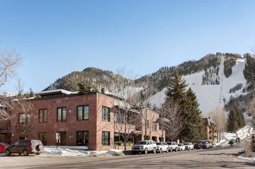 9 Million Luxury Residence at “Monarch on the Park”Downtown Aspen with Parking - 5-Sterne
