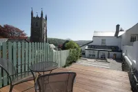Private garden & central location  within 5 min walk of town - 4-Star