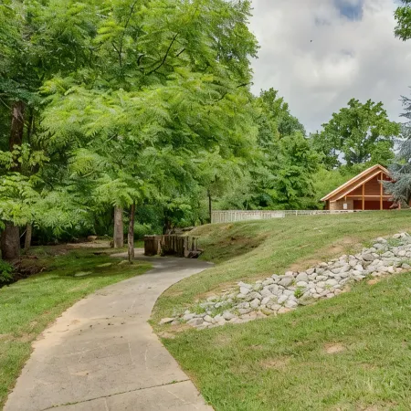 Newer Cabin, Sleeps 6, 2 King Suites, THEATER, Hot Tub, Resort Pool,1 mi to Pkwy