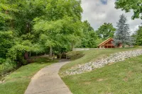 Newer Cabin, Sleeps 6, 2 King Suites, THEATER, Hot Tub, Resort Pool,1 mi to Pkwy - 小木屋
