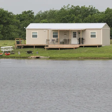 Luxury Wolf Lodge - 2 bedroom - Lakefront.