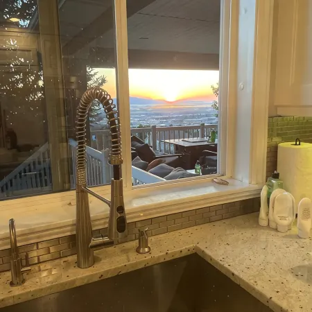 Sunset Views! Indoor Sport Court, Pool table, Golf Course, 12 min to downtown