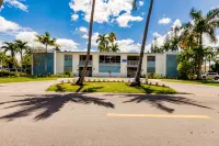 1st Floor by Pool, Beach and 3rd St. S Coffee Shops, Restaurants and Farmer Mkt - Private Pools