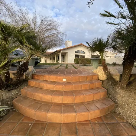 6 Bed 3 Bath House Surrounded by 10 Acres of Vines w Pool, Jacuzzi, & Fire Pit.