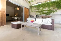 Newly Renovated Former Cider House with outdoor covered patio and gas grill. - Homestays