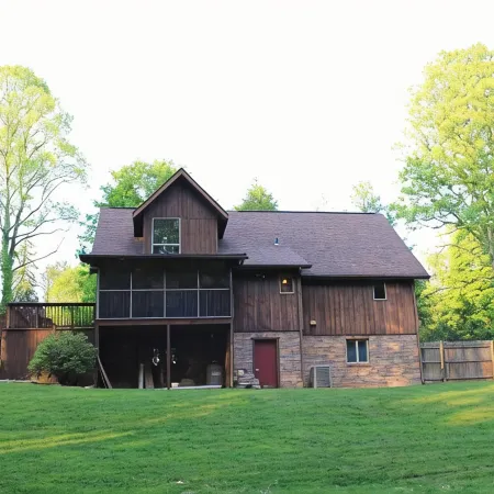 Secluded Luxury Mountain Chalet near downtown Fayetteville