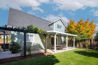 Newly  renovated, centrally located home with private gate, RV parking & Hot Tub - Bintang 4