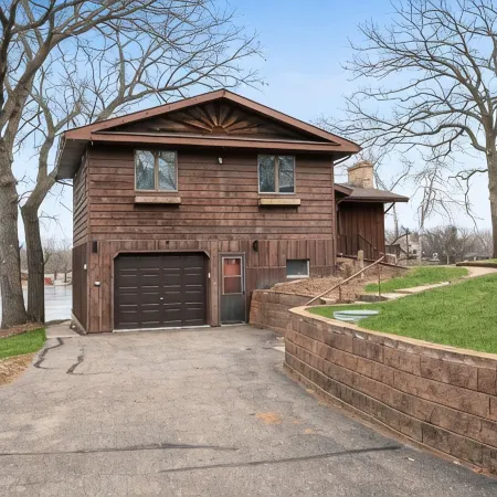 Cedar Lake Getaway - Sauna & Cozy Fireplace!