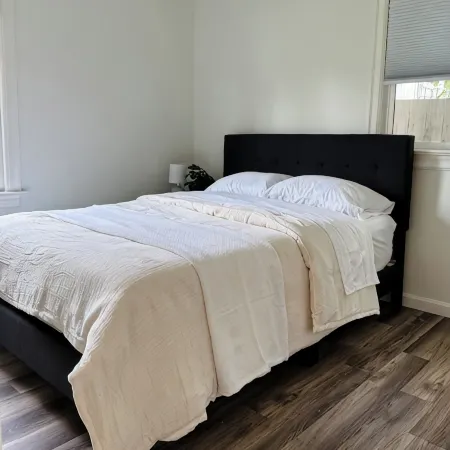 Cozy Newly Remodeled Cottage Minutes from Ferry! Peaceful Retreat!