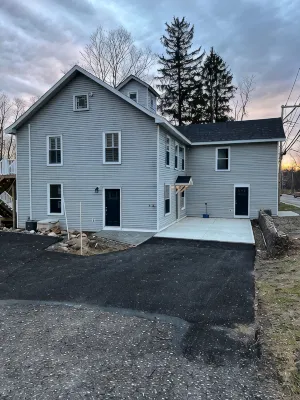 Upscale lodging near Oswego State University, borders Rice Creak Field Station - 4-Star
