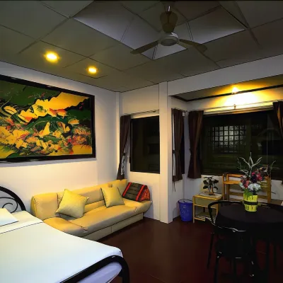 Karon Cafe Inn Hotel dekat Pasar Kuil Karon