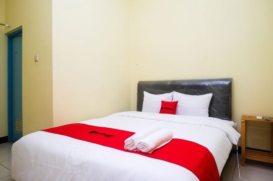 RedDoorz Near Tirtonadi Park Solo