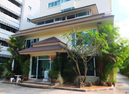 Kanavera House, Sriracha Hotel & Serviced Apartments โรงแรม คานาเวร่า เฮาส์ Si R