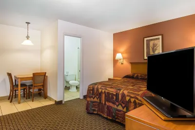 Suburban Studios Abercorn Hotels in Savannah