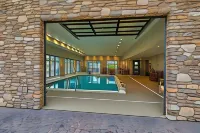 Hampton Inn & Suites Roseburg - Pools
