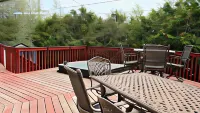 5 Bedrooms, Mountain Views, Steps from Blue Mountain Village, Hot Tub, BBQ Hôtels à : The Blue Mountains