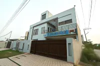 Cuzzy Inn Hotel Hotels near Expo Centre Hall No. 3