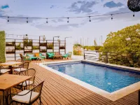 Nomads Hotel, Hostel & Rooftop Pool Cancun Отели рядом с достопримечательностью «Улица Тулум»