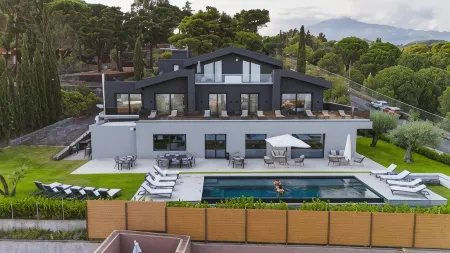 MòN Luxury Rooms Spa Отели рядом с достопримечательностью «Этналенд»