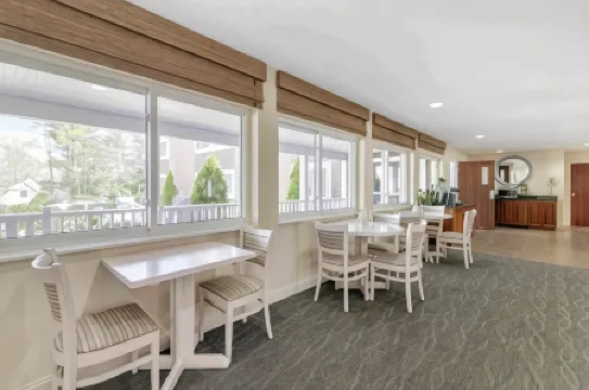 Juniper Hill Inn Отели рядом с достопримечательностью «Оганкит Бич»