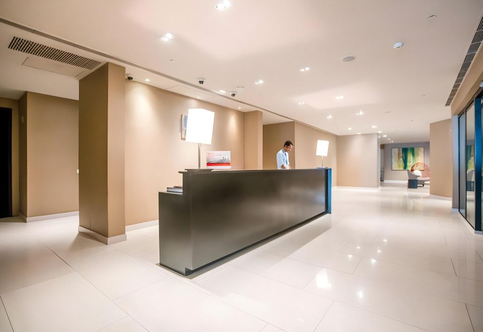 Holiday Inn Express New Delhi Int'L Airport T3Over view