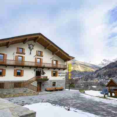 Hotel des Glaciers Hotel Exterior