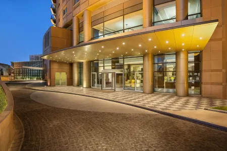 Habtoor Metropolitan Palace Hotel Отели рядом с достопримечательностью «Embassy of Canada»