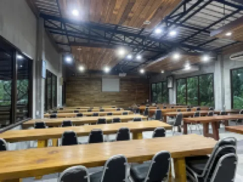 เดอะ แคมเปอร์ ลอดจ์, เขาสก โรงแรมในอำเภอ พนม