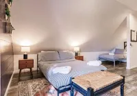 Beach, dining nearby, close to airports. Book now!