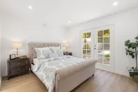 Modern 4 King Beds/Beauty Large yard/Golf/WFH/Long Stay/WIFI/FWY/25mins to Beach