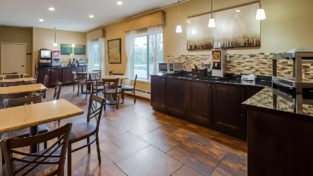 Best Western Plus Pioneer Park Inn Отели рядом с достопримечательностью «Заказник Френдс оф Кримерс Филд эт Кримерс Филд Мигратори Уотерфоул»