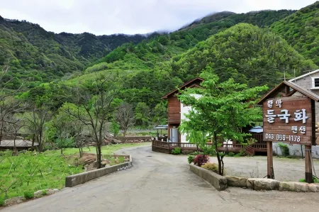 Jecheon Worak Deulgukwa Pension Отели рядом с достопримечательностью «Woraksan»