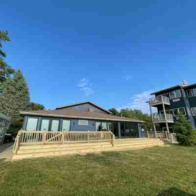 Lake Bluff Inn and Suites Hotel Exterior