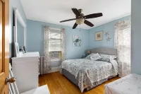 Newly refurbished house within short walking distance of town. Private driveway!