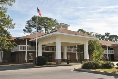 America's Best Inn and Suites Beaufort Отели рядом с достопримечательностью «Spanish Moss Trail»