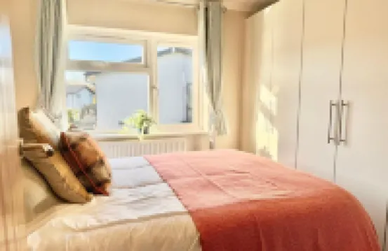 Lodge with stunning countryside views - meters from the banks of the River Avon.