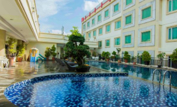 Rocky Plaza Hotel Padang - Housity