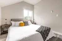 Mt Rainier Retreat-Views, Hot tub, EV, Heated deck - 4-Star