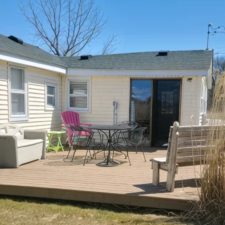 Charming 2-bedroom cottage with WiFi, AC on a peaceful Harsens Island canal.