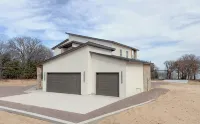 Brand new Beachside Alcove w/ all amenities, private pickleball court &game room - 4-Star
