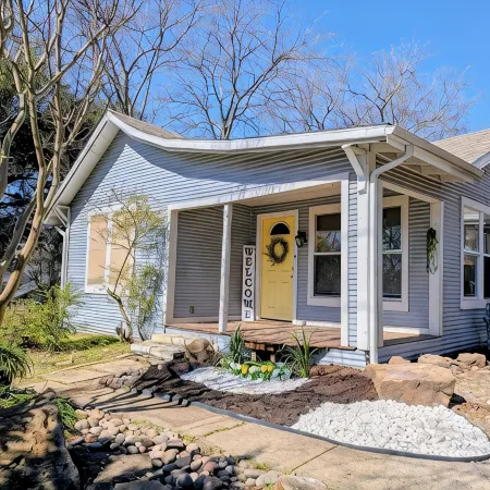 Modern Cabin Style Cottage 1-Block from Historic Downtown McKinney