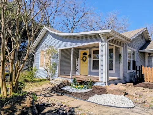 Modern Cabin Style Cottage 1-Block from Historic Downtown McKinney