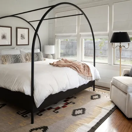 A Waco cottage with private pickleball court!