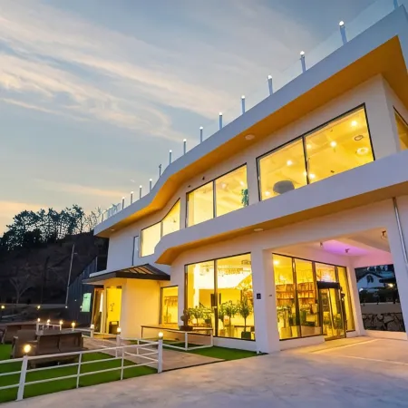 Geoje Island Eon Pool Villa Pension Отели рядом с достопримечательностью «Тематический бамбуковый парк «Мэнджонджук»»