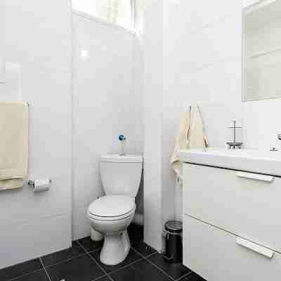 Spacious 3-bedroom apartment with AC, WiFi in charming Giv'atayim Rooms