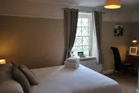 The Punchbowl Country Inn - parking