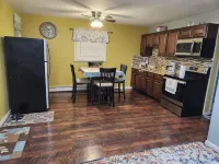 Charming 2 Bedroom Home Away From Home Apartment - 2성급