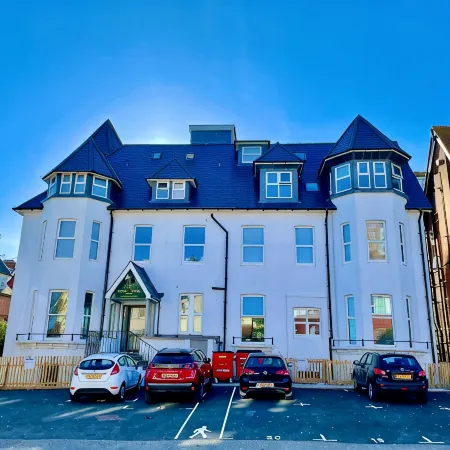 Gorgeous Beach-Front 2-Bed Apt w/ Free Gym & PKG