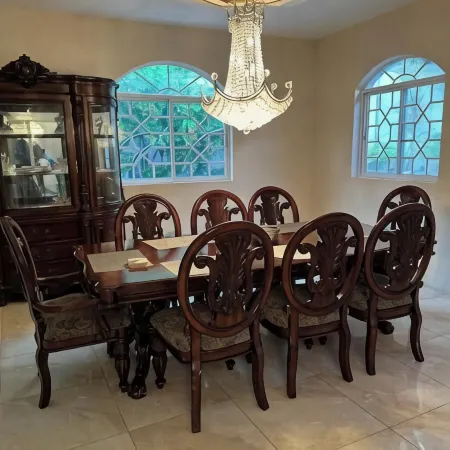 Spacious 5-bedroom house in lovely Kingston with WiFi, AC