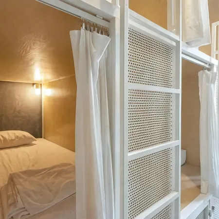 On the Bed Hostel Отели рядом с достопримечательностью «Торговый центр Central Embassy»
